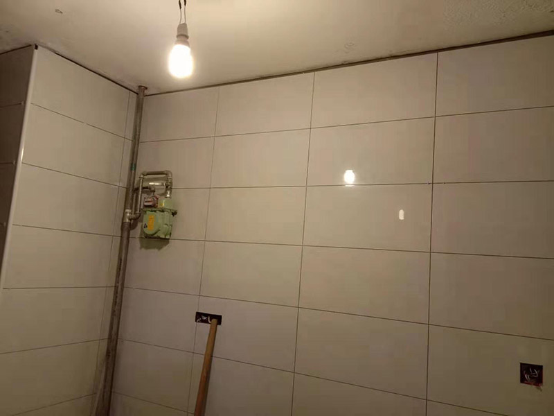 廚房貼瓷磚維修：貼磚之前你的用大盆將瓷磚浸泡12小時(shí)然后再拿到蔭涼出放置12小時(shí)；地面抄平完畢，做好地面防水及防水保護(hù)層。做好水電管線已安裝，并堵實(shí)抹平腳手眼和管洞等。臉盆架、鏡卡、管卡、水箱、煤氣等應(yīng)埋好防腐木磚，位置準(zhǔn)確。然后將殘存在基層的砂漿粉渣、灰塵、油污等清理干凈，并提前澆水濕潤。 待底層灰六、七層干時(shí)，按圖紙要求，面磚規(guī)格及實(shí)際條件進(jìn)行排磚、彈線。刮平，隨抹隨自上而下粘貼面磚，要求砂漿飽滿，虧灰時(shí)，取下重貼，并隨時(shí)用靠尺檢查平整度，同時(shí)保證縫隙寬度一致貼完經(jīng)自檢無空鼓、不平、不直后，用棉紗擦干凈，用白水泥漿或拍干水泥擦縫，用布將縫內(nèi)的素漿擦勻，磚面擦干凈。