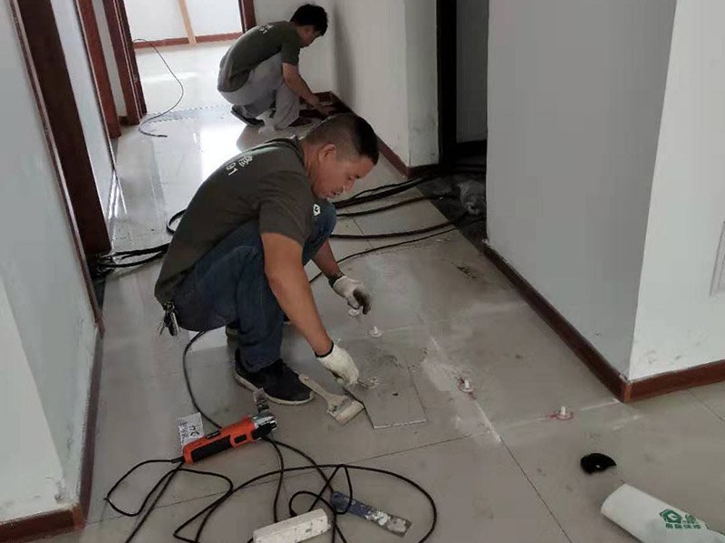 客廳走廊瓷磚空鼓維修：瓷磚的中間位置出現(xiàn)空鼓情況，這種情況就需要將這塊瓷磚撬下來重新鋪設了。具體要采取從瓷磚中間部分開砸，但是不能從中間直接砸，可以使用小型水鉆先開個孔，再使用工具慢慢的向四周蔓延的方式來撬開瓷磚，避免將周邊的額瓷磚損壞。