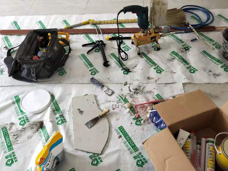 客廳走廊瓷磚空鼓維修：瓷磚的中間位置出現(xiàn)空鼓情況，這種情況就需要將這塊瓷磚撬下來重新鋪設了。具體要采取從瓷磚中間部分開砸，但是不能從中間直接砸，可以使用小型水鉆先開個孔，再使用工具慢慢的向四周蔓延的方式來撬開瓷磚，避免將周邊的額瓷磚損壞。