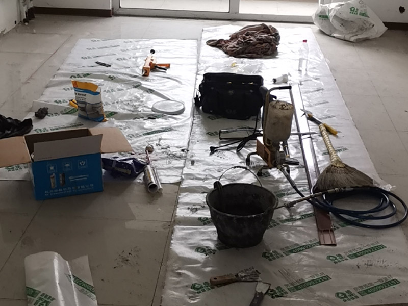 客廳走廊瓷磚空鼓維修：瓷磚的中間位置出現(xiàn)空鼓情況，這種情況就需要將這塊瓷磚撬下來重新鋪設了。具體要采取從瓷磚中間部分開砸，但是不能從中間直接砸，可以使用小型水鉆先開個孔，再使用工具慢慢的向四周蔓延的方式來撬開瓷磚，避免將周邊的額瓷磚損壞。