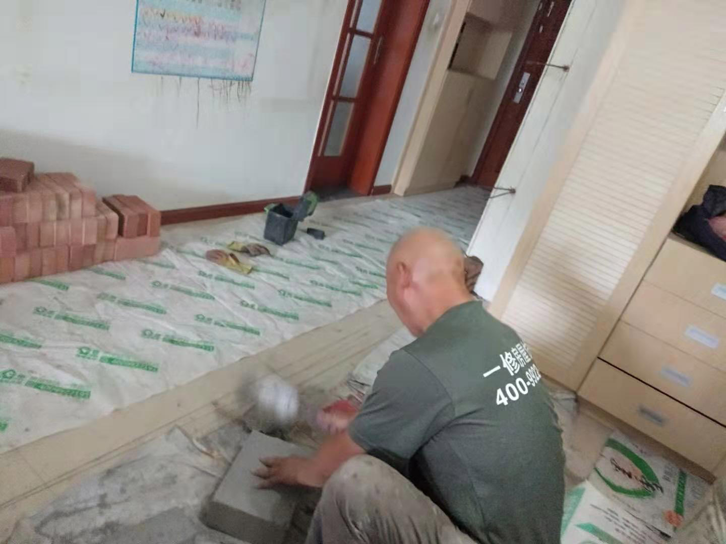 放線砌磚服務(wù)：砌墻宜采用一鏟灰、一塊磚、一擠揉的砌磚法。通常包括抄平、放線、擺磚樣、立皮數(shù)桿、掛準(zhǔn)線、鋪灰、砌磚等工序。如果是清水墻體，還要進(jìn)行勾縫。未成形的墻體上方，會(huì)吊著數(shù)根細(xì)線。這是用來(lái)保證墻面主縫垂直，不游丁走縫，當(dāng)砌完一步架高時(shí)，宜每隔2m水平間距，在丁磚立楞位置彈兩道垂直立線，可以分段控制游丁走縫。