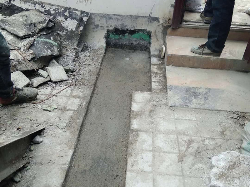 露臺(tái)花臺(tái)防水施工：是建議在干燥的地方施工，基面越干燥，產(chǎn)品才能滲透越深，如果基面里面都是水分，密度大，材料無(wú)法很好的滲透進(jìn)去。關(guān)于防水堵漏的原理，水的漏水源頭沒(méi)有堵住，水只會(huì)一直往墻體滲透，長(zhǎng)期存在墻體內(nèi)部，當(dāng)水份達(dá)到一定程度會(huì)從墻體其他地方滲漏出來(lái)。并無(wú)法解決根本的問(wèn)題，只有在屋頂或者外墻外面噴防水劑，讓水無(wú)法滲透進(jìn)墻體直接流走才能徹底解決問(wèn)題。