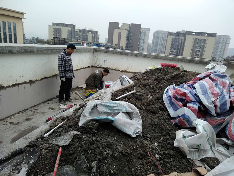 露臺(tái)花臺(tái)防水施工：是建議在干燥的地方施工，基面越干燥，產(chǎn)品才能滲透越深，如果基面里面都是水分，密度大，材料無(wú)法很好的滲透進(jìn)去。關(guān)于防水堵漏的原理，水的漏水源頭沒(méi)有堵住，水只會(huì)一直往墻體滲透，長(zhǎng)期存在墻體內(nèi)部，當(dāng)水份達(dá)到一定程度會(huì)從墻體其他地方滲漏出來(lái)。并無(wú)法解決根本的問(wèn)題，只有在屋頂或者外墻外面噴防水劑，讓水無(wú)法滲透進(jìn)墻體直接流走才能徹底解決問(wèn)題。