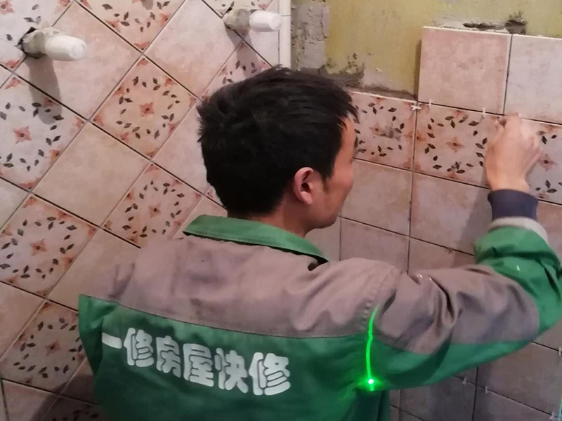 衛(wèi)生間花磚鋪貼：將水泥與少量建筑膠混合拌勻，做成粘貼劑。把粘貼劑用鏟刀鏟到地面刮平后將瓷磚鋪上，再用鏟刀壓實，這樣自上而下或自左而右的一排排粘貼即可。全部鋪完后，用白水泥漿美縫，把瓷磚間的間隙填實，這樣就完成了