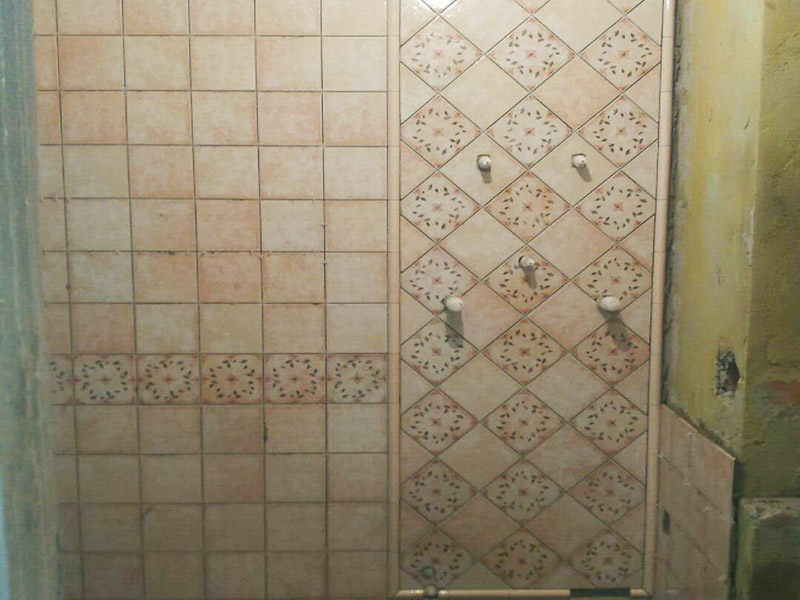 衛(wèi)生間花磚鋪貼：將水泥與少量建筑膠混合拌勻，做成粘貼劑。把粘貼劑用鏟刀鏟到地面刮平后將瓷磚鋪上，再用鏟刀壓實，這樣自上而下或自左而右的一排排粘貼即可。全部鋪完后，用白水泥漿美縫，把瓷磚間的間隙填實，這樣就完成了