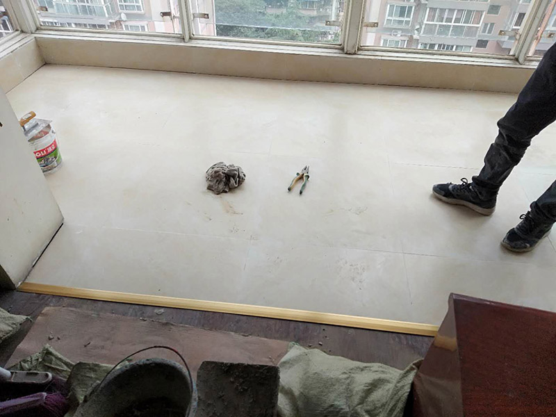 客廳瓷磚安裝： 1:瓷磚黏著劑這也叫干貼法,是一種新式的鋪裝輔料。和以往砂漿水泥濕貼不一樣的是,瓷磚不需預先浸水,基面不需打濕,只需地上平坦,其它條件較好就行。這種貼法瓷磚黏著度較高,比傳統(tǒng)的砂漿水泥作用要好,比照格外適用作業(yè)面小、環(huán)境較好的中小戶型家庭裝飾。 2:多彩填縫劑這個不是通常五顏六色水泥,通常用于留縫鋪裝的地上或墻面。其特色是顏色的固著力強、耐壓耐磨、不堿化、不縮短、不粉化。它的呈現(xiàn)改變了瓷磚縫隙水掉落黏著不牢的缺點,并且使縫隙的顏色和瓷磚般配顯得共同協(xié)調(diào),相輔相成。