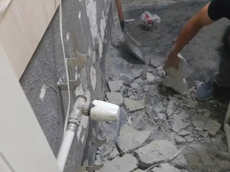 墻磚拆除建渣清運：建筑垃圾最終處置以回填為主。除少數(shù)幾個城市外，大部分城市沒有專門的建筑垃圾填埋場。絕大部分建筑垃圾未經(jīng)任何處理，直接運往郊外或鄉(xiāng)村，采用露天堆放或填埋的方式進行處理，這種簡易堆填耗用大量的土地資源，有極大的安全風險。此外，建筑垃圾運輸、堆放過程中產(chǎn)生的空氣粉塵、污水污染等問題又造成了較嚴重的環(huán)境污染。對建筑垃圾進行技術處理可產(chǎn)生新的材料，但國內(nèi)建筑垃圾資源化利用的案例較少、資源化利用方法不多。