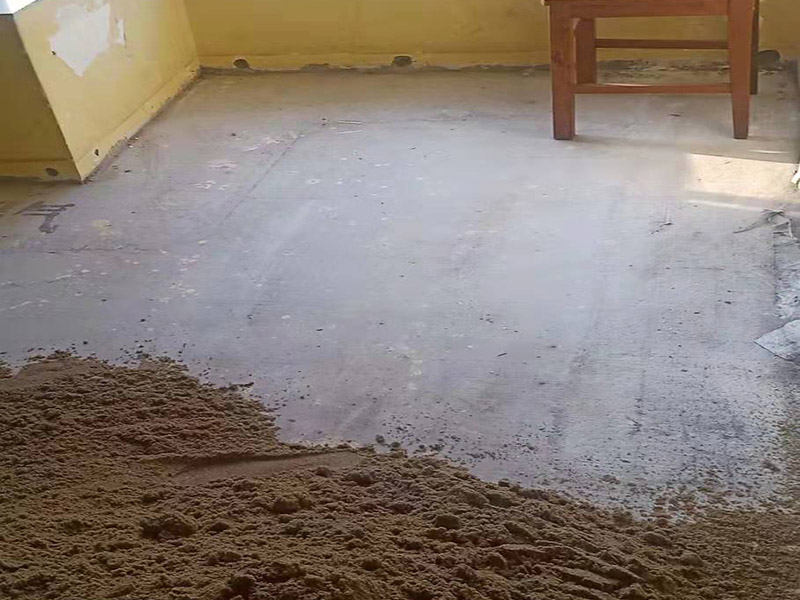 臥室地面瓷磚裝修：將砂土平整好，上面才好放瓷磚，注意一邊平整一邊將小的硬塊去掉，結(jié)合層材料應(yīng)當(dāng)勻?qū)?，穩(wěn)固。結(jié)合層厚度宜取20-35mm；結(jié)合層與瓷磚應(yīng)分段同時鋪砌，鋪砌時宜采用水泥漿或干鋪泥灑水作粘結(jié)。用橡皮錘將瓷磚輕輕敲緊定位，切忌用大力，如果結(jié)合層不平應(yīng)拿掉瓷磚重新抹平?，F(xiàn)在看瓷磚之間有沒有板塊不嚴(yán)，板塊厚薄不一，尺寸誤差大的問題，否則鋪設(shè)出來影響美觀。給瓷磚背面上水泥，上水泥前要盡量清除瓷磚表面的浮土，這樣才不會影響水泥的黏結(jié)能力。