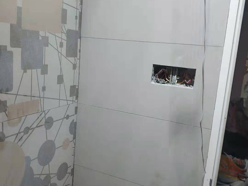 局部貼墻磚：基層處理：保持墻面的平滑，踢平表面凹凸不平的位置或用1:3比例的水泥漿抹平，用鐵絲擦掉殘留的灰塵、油漬、砂漿等。 找標高、彈線：根據(jù)水平控制線和設計圖紙劃出標高，再拋出十字線并保持墻面一線和地面一線垂直。 貼磚：貼磚選用1：3比例的干硬性水泥砂漿，砂漿厚度2cm左右。鋪貼前將墻磚背面濕潤，正面保持干燥。把墻磚輕輕地放在水泥砂漿上，用手錘輕敲瓷磚表面直至緊密平整即可。 勾縫、擦縫：在貼完磚24小時后進行勾縫工作，采用同一品種的水泥漿或專用填縫劑進行空隙填補，使墻磚最終緊密嚴實，最后再擦凈多余的水泥或填縫劑。