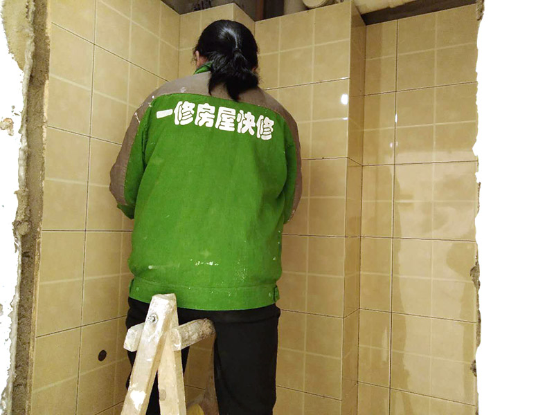 衛(wèi)生間貼磚施工：衛(wèi)生間墻磚的規(guī)格一定要與鋪貼面積協(xié)調(diào)衛(wèi)生間墻磚的規(guī)格不宜過大,規(guī)格過大的墻磚會給人一種不協(xié)調(diào)的感覺,而小尺寸的墻磚裝飾效果則更好,在一定程度上可以增加衛(wèi)生間的空間感。在進(jìn)行衛(wèi)生間墻磚鋪貼之前一定要做好排磚方案鋪貼前一定要做排磚方案,盡量不要出現(xiàn)小于墻磚三分之一的窄列。確須切割,瓷磚經(jīng)過切割后以剩下大于三分之二的為宜。3、了解水電布線走向在鋪貼之前一定要記住墻面水管電線的走向,最好將電路、水路的走線圖保存好。而且一定要進(jìn)行一次閉水、閉電實驗,以免出現(xiàn)漏水、漏電的情況。