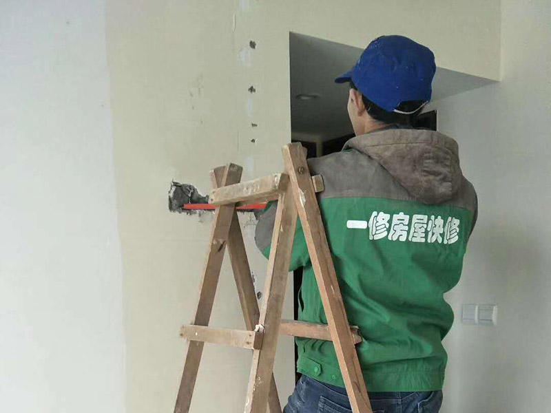 局部打孔安裝服務(wù)：實(shí)地測(cè)量，確定房間管道的分布、房間的高度、房間設(shè)施的位置及通風(fēng)窗的位置等。 1、天花板的預(yù)處理，確定吊頂?shù)陌惭b高度，中間夾層大于300mm，用水平管在四個(gè)墻角劃線，并用墨斗彈出水平線。 2、確定通風(fēng)窗的位置，在墻上用電錘打出直徑100mm的圓形孔。 3、電線預(yù)埋，照明線路為2條，取暖器的線路為5條，為了能保證正常使用，可多預(yù)埋1～2條。 4、水管、煤氣管等管道的處理，檢查是否有漏水、漏電現(xiàn)象。