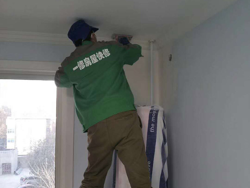 局部打孔安裝服務(wù)：實(shí)地測(cè)量，確定房間管道的分布、房間的高度、房間設(shè)施的位置及通風(fēng)窗的位置等。 1、天花板的預(yù)處理，確定吊頂?shù)陌惭b高度，中間夾層大于300mm，用水平管在四個(gè)墻角劃線，并用墨斗彈出水平線。 2、確定通風(fēng)窗的位置，在墻上用電錘打出直徑100mm的圓形孔。 3、電線預(yù)埋，照明線路為2條，取暖器的線路為5條，為了能保證正常使用，可多預(yù)埋1～2條。 4、水管、煤氣管等管道的處理，檢查是否有漏水、漏電現(xiàn)象。
