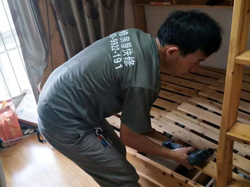 局部打孔安裝服務(wù)：實(shí)地測(cè)量，確定房間管道的分布、房間的高度、房間設(shè)施的位置及通風(fēng)窗的位置等。 1、天花板的預(yù)處理，確定吊頂?shù)陌惭b高度，中間夾層大于300mm，用水平管在四個(gè)墻角劃線，并用墨斗彈出水平線。 2、確定通風(fēng)窗的位置，在墻上用電錘打出直徑100mm的圓形孔。 3、電線預(yù)埋，照明線路為2條，取暖器的線路為5條，為了能保證正常使用，可多預(yù)埋1～2條。 4、水管、煤氣管等管道的處理，檢查是否有漏水、漏電現(xiàn)象。