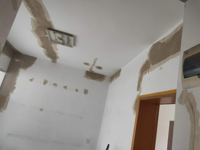 全屋墻面改造:通常要鏟除舊房子的原漆面，先用水噴濕其表層，再用電刨機(jī)或泥刀鏟除其表層漆面，表面已有嚴(yán)重漆面脫落，批燙層呈粉沙化的，應(yīng)鏟除漆層和整個(gè)批燙，直至見到水泥批燙或磚層；然后用膩?zhàn)诱移?，打磨平整光滑，再刷乳膠漆。用石膏線在上部與頂面交接處做陰角，用踢腳線在下部與地面交接處收口。進(jìn)行墻面平整處理后，墻面涂刷底漆的作用是抗堿防潮、封固基材、保護(hù)面漆，提高面漆的質(zhì)感和遮蓋力。