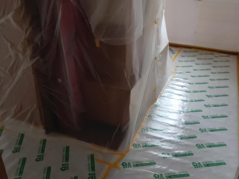 墻面翻新成品保護(hù)：各種裝修物料的進(jìn)場(chǎng)以及各種建筑裝修垃圾的清理，都會(huì)經(jīng)過入戶門，這些物品在搬運(yùn)的過程中，難免會(huì)和入戶門發(fā)生磕碰，造成入戶門的磕碰劃傷，所以，第一個(gè)需要做好成品保護(hù)的地方就是入戶門。地面瓷磚鋪貼完后，用成品保護(hù)膜覆蓋磚面，既可以防止裝修時(shí)的沙子磨傷地面，同時(shí)也能有效地防止油漆涂料等有色液體滴落磚面，造成地面污染。在進(jìn)行木門、櫥柜、家具等的相關(guān)的安裝或組裝的過程中，成品保護(hù)主要體現(xiàn)在兩個(gè)方面：一是原有的墻面、地面裝飾的保護(hù)，盡量避免因?yàn)檫@些安裝工程對(duì)已裝的部分造成破壞；二是安裝的物品本身的保護(hù)，注意不要在安裝過程中造成磕碰、劃傷等損傷。