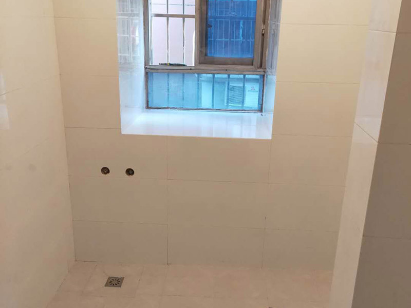 衛(wèi)生間裝修翻新：1、水電改造；這是很重要第一步基石，單靠自己的微薄力量是不行的，需要和師傅一起構(gòu)思出一份詳細(xì)的水電走向圖，師傅會(huì)參考您的意見，滿足使用的需求，對(duì)以后的維修和保養(yǎng)都有好處。2、防水措施；不要小看這一個(gè)步驟哦，作為大量用水的場(chǎng)所，一個(gè)良好的防水措施是非常有必要的，從地面開始，然后上升到到墻面，涂刷時(shí)要仔細(xì)，確保厚度均勻且達(dá)標(biāo)，和管道的交界處也別忘記涂抹。3、瓷磚鋪貼；貼磚能起到很多作用，最顯眼的就是讓空間更加美觀、精致，其次，它還能對(duì)墻面和地面起到很好的防水效果。