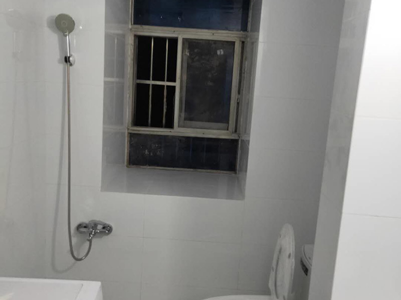 衛(wèi)生間裝修翻新：1、水電改造；這是很重要第一步基石，單靠自己的微薄力量是不行的，需要和師傅一起構(gòu)思出一份詳細(xì)的水電走向圖，師傅會(huì)參考您的意見，滿足使用的需求，對(duì)以后的維修和保養(yǎng)都有好處。2、防水措施；不要小看這一個(gè)步驟哦，作為大量用水的場(chǎng)所，一個(gè)良好的防水措施是非常有必要的，從地面開始，然后上升到到墻面，涂刷時(shí)要仔細(xì)，確保厚度均勻且達(dá)標(biāo)，和管道的交界處也別忘記涂抹。3、瓷磚鋪貼；貼磚能起到很多作用，最顯眼的就是讓空間更加美觀、精致，其次，它還能對(duì)墻面和地面起到很好的防水效果。
