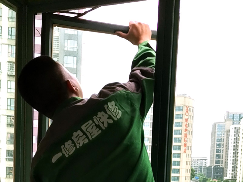 窗戶支架更換：1、測(cè)尺寸：封陽臺(tái)前需要測(cè)量好尺寸，在安裝前，應(yīng)檢驗(yàn)窗戶尺寸與封陽臺(tái)的洞口尺寸是否一致。 2、固定支架：安裝窗戶時(shí)，先把窗戶固定在洞口處，然后使用螺絲加塑料脹銷固定。 3、檢查是否安正：窗框和窗戶洞口連接好之后，需要檢查窗戶是否安裝正了。如果傾斜，需要使用吊錘安正。