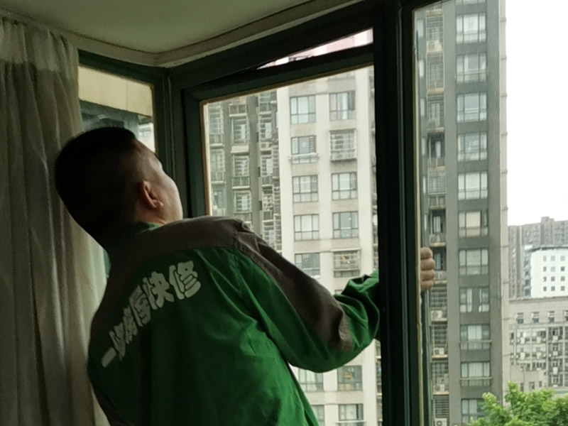 窗戶支架更換：1、測(cè)尺寸：封陽臺(tái)前需要測(cè)量好尺寸，在安裝前，應(yīng)檢驗(yàn)窗戶尺寸與封陽臺(tái)的洞口尺寸是否一致。 2、固定支架：安裝窗戶時(shí)，先把窗戶固定在洞口處，然后使用螺絲加塑料脹銷固定。 3、檢查是否安正：窗框和窗戶洞口連接好之后，需要檢查窗戶是否安裝正了。如果傾斜，需要使用吊錘安正。