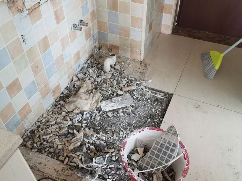 地磚拆除查漏水：1、 先找到主要的漏水點(diǎn)。首先把地板擦干，觀察出水的位置。 2、接著將出水點(diǎn)周圍的地板磚切掉，如果發(fā)現(xiàn)出水點(diǎn)，就可以將自來水總開關(guān)關(guān)閉，打開低位置的水龍頭，放干水管里的水。在漏水的那一段水管的前面撥開水管，給水管吹入濃煙，看哪里出煙，將之標(biāo)記好位置。3、 如果沒有發(fā)現(xiàn)出水點(diǎn)，那只能把水管走向的地板磚全部拆除，發(fā)現(xiàn)出水點(diǎn)后繼續(xù)第二步驟。在修好水管之后重新貼相應(yīng)地磚?；蛘咧匦虏贾盟埽缓蟀崖┧墓茏訌U掉不用。 4、建議最好找專業(yè)人員操作，以免造成不必要的損失。