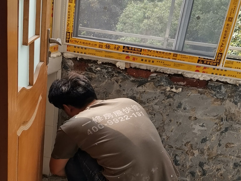 陽臺墻面基層鏟除：第一步：大檢查；鑒別方法是墻面灑水后，用鏟刀刮墻，很難鏟掉的應(yīng)該是水泥墻面;很容易鏟掉的就是大白粉加膠水的&ldquo;大白膩子&rdquo;，由于其易受潮粉化并含有甲醛的工程膠水，需要鏟除。 第二步：封固層處理；首先，清除空鼓，用水浸濕墻面白粉層，鏟掉墻皮。第二，墻面輥刷界面劑清理浮灰，提高附著力。最后，用找平修補砂漿修補空鼓、線槽、孔洞，嵌縫石膏進(jìn)行溝縫處理。 第三步：厚找平層處理；平整度好的毛坯墻(毛坯房交房規(guī)范平整度在&plusmn;3毫米)就不需要用找平修補砂漿進(jìn)行厚找平了，直接用耐水膩子或功能型生態(tài)膩子進(jìn)行精找平就可以。 第四步：精找平層處理；厚找平層處理完后，就可以批刮