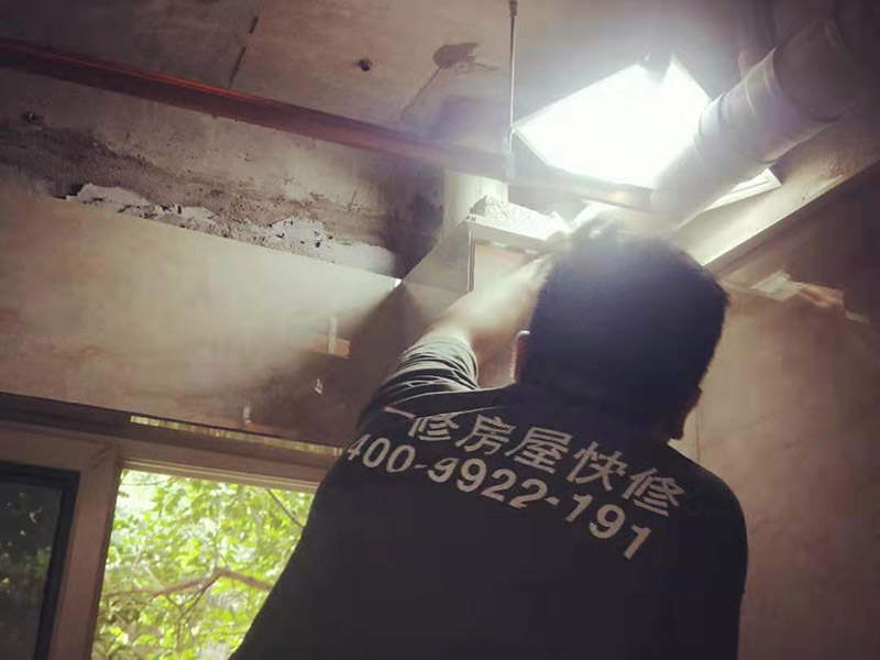 全屋裝修翻新：1、墻面翻新 老房裝修翻新不能隨便的去拆墻體，很多人覺得只有承重墻才不能隨便拆改，其實(shí)非承重墻也不可以隨便拆改，雖然是次要的承重，但是它也能起到支撐作用，所以要視情況而定，能不拆的盡量不要去拆。 2、地面翻新 很多業(yè)主覺得地板翻新，找個師傅把破壞的地板進(jìn)行打磨就可以，然后進(jìn)行打蠟保養(yǎng)就可以了。其實(shí)并不是這樣的，有些地板不能翻新，比如：強(qiáng)化復(fù)合地板，是不可以翻新，有破壞的地板，需要更換新的。 3、水電改造 水電改造是比較復(fù)雜的工程，很多業(yè)主覺得實(shí)用那么長時間都沒有出問題，然后就覺得不需要改，這是錯誤的想法，水電關(guān)系到我們的生命安全。在翻新前要先檢查，然后根據(jù)情況進(jìn)行改造，老房布局很多都是不合理的。使用時間久了容易老化，水電一定要進(jìn)行整改，因為它是隱蔽工程，避免日后帶來不必要的麻煩。 4、門窗改造 很多人為了節(jié)省一些費(fèi)用，然后就沒有更換門窗，后來你會發(fā)現(xiàn)并沒有省下錢。門窗隱患是沒有那么容易看出的，因此要找專業(yè)的師傅檢查，然后確定需不需要更換。