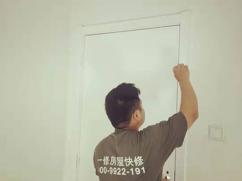 全屋裝修翻新：1、墻面翻新 老房裝修翻新不能隨便的去拆墻體，很多人覺得只有承重墻才不能隨便拆改，其實(shí)非承重墻也不可以隨便拆改，雖然是次要的承重，但是它也能起到支撐作用，所以要視情況而定，能不拆的盡量不要去拆。 2、地面翻新 很多業(yè)主覺得地板翻新，找個師傅把破壞的地板進(jìn)行打磨就可以，然后進(jìn)行打蠟保養(yǎng)就可以了。其實(shí)并不是這樣的，有些地板不能翻新，比如：強(qiáng)化復(fù)合地板，是不可以翻新，有破壞的地板，需要更換新的。 3、水電改造 水電改造是比較復(fù)雜的工程，很多業(yè)主覺得實(shí)用那么長時間都沒有出問題，然后就覺得不需要改，這是錯誤的想法，水電關(guān)系到我們的生命安全。在翻新前要先檢查，然后根據(jù)情況進(jìn)行改造，老房布局很多都是不合理的。使用時間久了容易老化，水電一定要進(jìn)行整改，因為它是隱蔽工程，避免日后帶來不必要的麻煩。 4、門窗改造 很多人為了節(jié)省一些費(fèi)用，然后就沒有更換門窗，后來你會發(fā)現(xiàn)并沒有省下錢。門窗隱患是沒有那么容易看出的，因此要找專業(yè)的師傅檢查，然后確定需不需要更換。