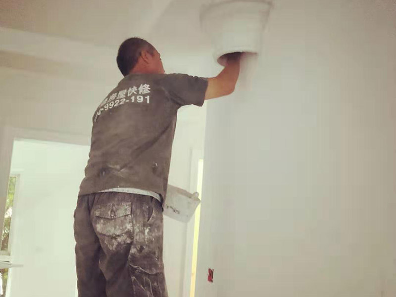 全屋裝修翻新：1、墻面翻新 老房裝修翻新不能隨便的去拆墻體，很多人覺得只有承重墻才不能隨便拆改，其實(shí)非承重墻也不可以隨便拆改，雖然是次要的承重，但是它也能起到支撐作用，所以要視情況而定，能不拆的盡量不要去拆。 2、地面翻新 很多業(yè)主覺得地板翻新，找個師傅把破壞的地板進(jìn)行打磨就可以，然后進(jìn)行打蠟保養(yǎng)就可以了。其實(shí)并不是這樣的，有些地板不能翻新，比如：強(qiáng)化復(fù)合地板，是不可以翻新，有破壞的地板，需要更換新的。 3、水電改造 水電改造是比較復(fù)雜的工程，很多業(yè)主覺得實(shí)用那么長時間都沒有出問題，然后就覺得不需要改，這是錯誤的想法，水電關(guān)系到我們的生命安全。在翻新前要先檢查，然后根據(jù)情況進(jìn)行改造，老房布局很多都是不合理的。使用時間久了容易老化，水電一定要進(jìn)行整改，因為它是隱蔽工程，避免日后帶來不必要的麻煩。 4、門窗改造 很多人為了節(jié)省一些費(fèi)用，然后就沒有更換門窗，后來你會發(fā)現(xiàn)并沒有省下錢。門窗隱患是沒有那么容易看出的，因此要找專業(yè)的師傅檢查，然后確定需不需要更換。