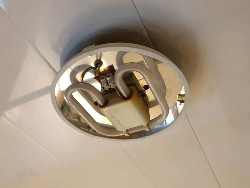 浴室燈維修：用吸盤把扣板吸下來(lái)，切忌用利器。照明旁邊的扣板可以輕松的被取了下來(lái)。然后取下照明燈的面板，無(wú)論是環(huán)形還是蝶形燈管，都可以用正常去燈管的方法去掉。把新入手的燈管按照卡子的方向一一卡上去，上電源插座。將燈罩按照之前的順序裝上。將剩下的面板按照拆下的順序再裝上，就完成了。