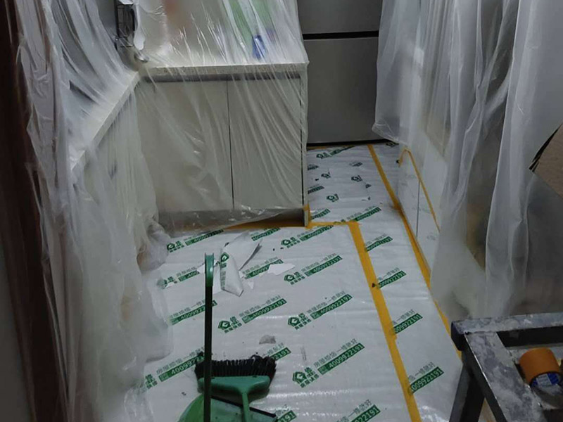 全屋翻新成品保護(hù)：成品保護(hù)的一般方法主要有：“蓋、遮、圍、堵、包、綁”。對于不同類型的物品，保護(hù)的方法是完全不同的。地面工程覆蓋保護(hù)，這類就是蓋。采取搭棚等措施對成品進(jìn)行遮護(hù)，就是遮。將有關(guān)排水、電氣等管道事先進(jìn)行封堵，防止雜物、泥土等堵塞孔道就是堵；對成品進(jìn)行有關(guān)包裹工作，如采用泡沫板、布條、設(shè)備包裝箱等就是包。