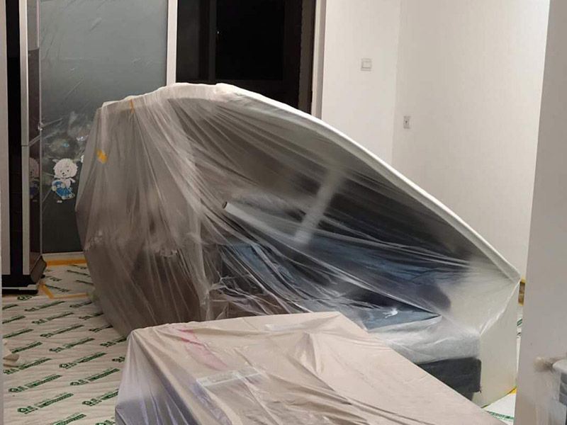 全屋翻新成品保護(hù)：成品保護(hù)的一般方法主要有：“蓋、遮、圍、堵、包、綁”。對于不同類型的物品，保護(hù)的方法是完全不同的。地面工程覆蓋保護(hù)，這類就是蓋。采取搭棚等措施對成品進(jìn)行遮護(hù)，就是遮。將有關(guān)排水、電氣等管道事先進(jìn)行封堵，防止雜物、泥土等堵塞孔道就是堵；對成品進(jìn)行有關(guān)包裹工作，如采用泡沫板、布條、設(shè)備包裝箱等就是包。