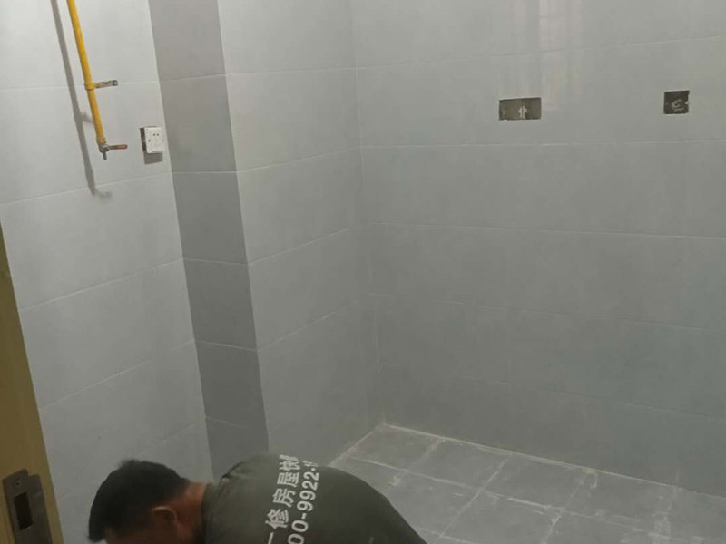 廚衛(wèi)墻面防水貼磚：衛(wèi)生間的防水工作流程，都是在地面用水泥砂漿找平一次，等它干透后再做防水。那些詢問做完防水能不能馬上貼瓷磚的業(yè)主，首先要搞清楚，防水不是只做一遍就可以的。一般的防水施工要做2到3遍，而且防水的順序也是有講究的，比如，要先做完墻面防水再貼墻磚，其次才可以做地面防水，再貼地磚。因?yàn)榈孛娼?jīng)常會踩來踩去，地面防水如果先做了會很容易踩壞。