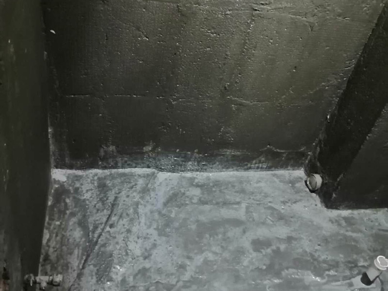 廚衛(wèi)墻面防水貼磚：衛(wèi)生間的防水工作流程，都是在地面用水泥砂漿找平一次，等它干透后再做防水。那些詢問做完防水能不能馬上貼瓷磚的業(yè)主，首先要搞清楚，防水不是只做一遍就可以的。一般的防水施工要做2到3遍，而且防水的順序也是有講究的，比如，要先做完墻面防水再貼墻磚，其次才可以做地面防水，再貼地磚。因?yàn)榈孛娼?jīng)常會踩來踩去，地面防水如果先做了會很容易踩壞。