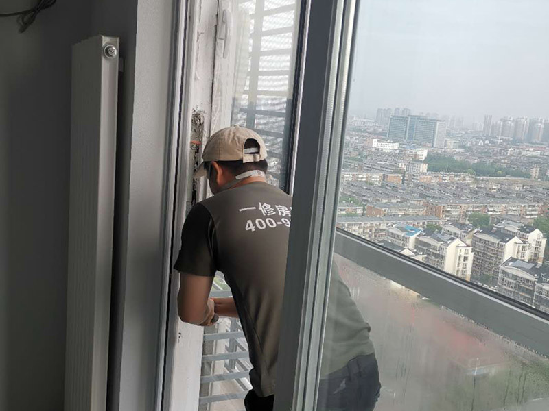 窗戶安裝維修：如果塑鋼窗開關都很困難，甚至有打不開的情況，檢查一下是不是變形了，或者是因為窗框上面的螺絲掉了，如果是螺絲掉了，可以換一個螺絲重新固定。如果塑鋼窗排水不暢，軌道里總是積了很多水，看看排水孔是不是被什么堵塞了，或者是軌道里面有沒有垃圾，將這些地方疏通一下就可以了。塑鋼窗受到臟東西的侵蝕很容易被銹蝕，空了經(jīng)常擦擦窗框，打掃一下軌道里面的雜物，保持它的干燥光亮，就可以延長它的壽命，用起來也輕松。