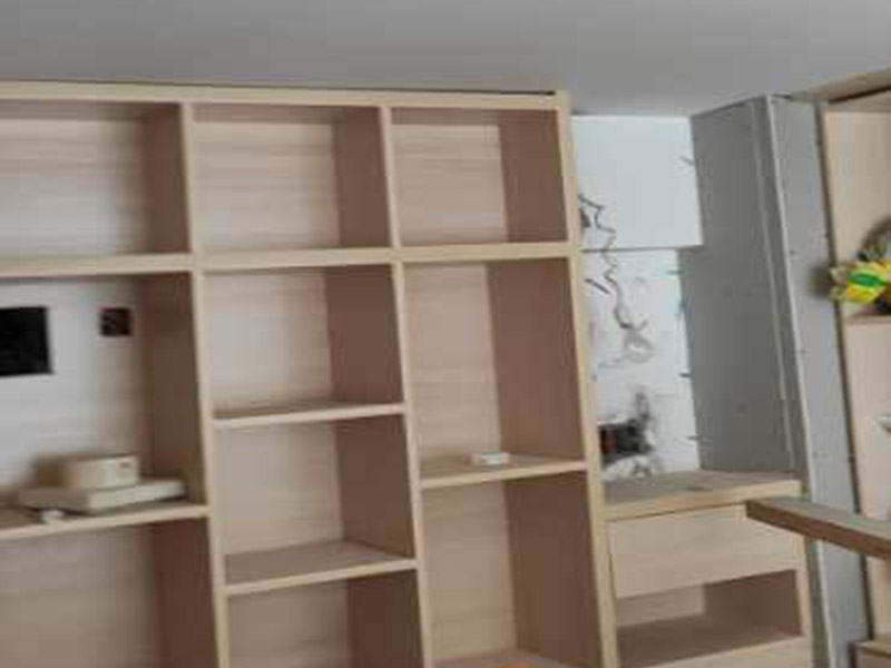 全屋柜體瓷磚安裝：瓷磚櫥柜的底座：一般為10-15厘米左右，可以用實體磚在地面上擺，然后把瓷磚放在實體磚上，注意在瓷磚邊緣貼上鑲邊兒，然后砌水泥，水泥砌到鑲邊兒的上沿就可以了，再鋪上一層瓷磚，注意瓷磚的表面朝上，這就是櫥柜的柜底。 櫥柜地柜高度：櫥柜地柜的高度（含臺面）在80cm左右比較合適。 常見的調整腳高度為10cm，臺面高度為4cm。 柜體高度一般為65cm，略高一些為71.5cm。 櫥柜高度=調整腳+柜體+臺面。 