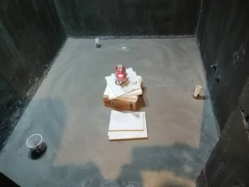 衛(wèi)生間拆除翻新：對(duì)洗浴用具首先進(jìn)行拆卸，再拆除天花。根據(jù)施工隊(duì)的施工習(xí)慣，洗浴用具可以在所有墻面敲磚前統(tǒng)一拆除，也可以與敲磚穿插進(jìn)行。在拆除洗浴用具時(shí)，需要事先與屋主溝通。如果洗浴用具需要保留使用，則拆卸時(shí)注意不能損壞洗浴用具。并不是所有洗浴用具都需要馬上拆卸，馬桶的拆卸是留到進(jìn)行的，施工期間，可以用木板等材料保護(hù)馬桶，以防掉落物砸壞。