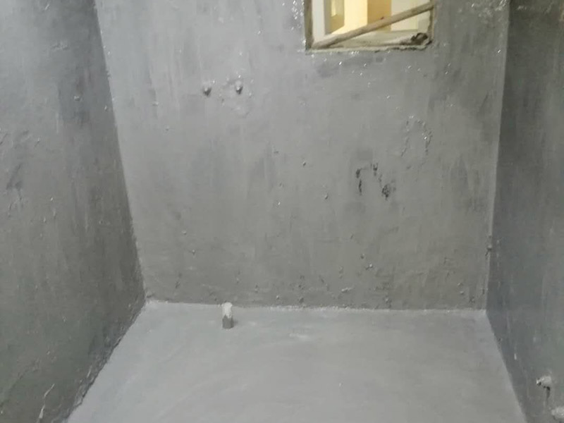 衛(wèi)生間拆除翻新：對(duì)洗浴用具首先進(jìn)行拆卸，再拆除天花。根據(jù)施工隊(duì)的施工習(xí)慣，洗浴用具可以在所有墻面敲磚前統(tǒng)一拆除，也可以與敲磚穿插進(jìn)行。在拆除洗浴用具時(shí)，需要事先與屋主溝通。如果洗浴用具需要保留使用，則拆卸時(shí)注意不能損壞洗浴用具。并不是所有洗浴用具都需要馬上拆卸，馬桶的拆卸是留到進(jìn)行的，施工期間，可以用木板等材料保護(hù)馬桶，以防掉落物砸壞。