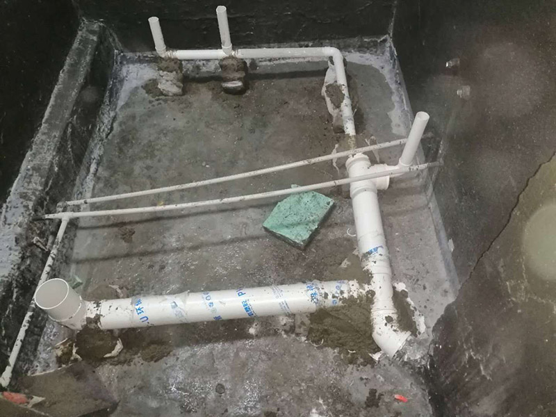 衛(wèi)生間拆除翻新：對(duì)洗浴用具首先進(jìn)行拆卸，再拆除天花。根據(jù)施工隊(duì)的施工習(xí)慣，洗浴用具可以在所有墻面敲磚前統(tǒng)一拆除，也可以與敲磚穿插進(jìn)行。在拆除洗浴用具時(shí)，需要事先與屋主溝通。如果洗浴用具需要保留使用，則拆卸時(shí)注意不能損壞洗浴用具。并不是所有洗浴用具都需要馬上拆卸，馬桶的拆卸是留到進(jìn)行的，施工期間，可以用木板等材料保護(hù)馬桶，以防掉落物砸壞。