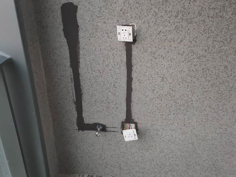 廚房線路改造：廚房開關(guān)和插座如果靠近灶具，溫度較高容易加速電路老化；也要遠(yuǎn)離水槽，避免受潮而發(fā)生漏電事故。凈水器、廚房垃圾處理器等通常安裝在水槽柜下方，它的電源開關(guān)和插座最好放在水槽柜的旁邊，使用防水開關(guān)和插座，避免因?yàn)槌睗穸╇?。廚房要使用帶有保護(hù)門的插座，帶有保護(hù)門的雙孔插頭必須同時(shí)插入雙孔才能通電，三孔插座必須插頭接觸地極后，另外兩腳才能插入通電。這樣的設(shè)計(jì)避免兒童由于好奇，用手指或小金屬片、鐵針等導(dǎo)電體伸進(jìn)插孔而觸電。一些家庭在安裝插座時(shí)，覺得太高有礙美觀，會裝在較低的隱蔽位置，但這樣容易讓水濺到插座里，因此廚房插座最好高于臺面30厘米。