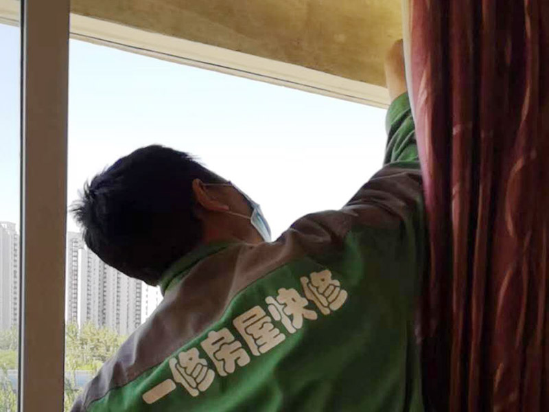 窗戶漏水打膠維修：局部鑿開、清除窗框與結(jié)構(gòu)墻體之間的填充材料，用聚合物水泥防水砂漿進(jìn)行分層填實(shí)，并涂刷防水涂料密封防水，淋水試驗(yàn)無滲漏后，在回復(fù)飾面層即可。 1.開槽鑿除：鑿除的深度應(yīng)超過窗框的1/2寬度，鑿除作業(yè)時(shí)注意不能用力過大，防止周邊砌體松動(dòng)。 2.分層嵌填聚合物水泥防水砂漿：聚合物防水砂漿每一遍厚度不超過15mm，第二遍要等第一遍干固后再施工。養(yǎng)護(hù)三天后再涂刷聚合物水泥防水涂料2遍以上。