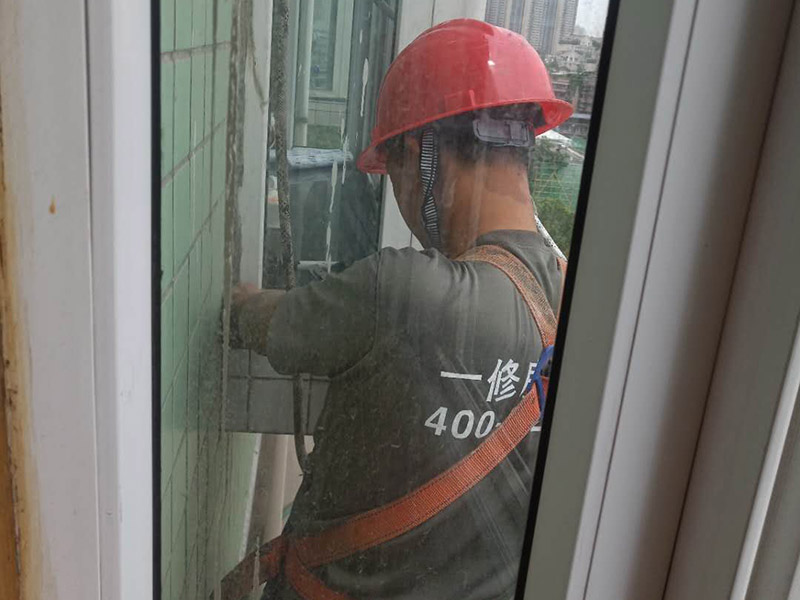 飄窗外墻防水施工：如果是窗戶安裝問題，則，把外面的密封膠清除后看窗與墻之間的縫有沒有用泡沫填充劑充填實，如果充填實了，則是外面的密封膠沒有處理好，應先將打膠處的雜物包括原膠皮及灰塵清除，然后打膠。若不是窗框處滲水，而是飄窗體滲水，則看看外粉有沒有空鼓，若有空鼓應鏟除后重新粉刷，若無空鼓，可在內外立面做滲入型防水劑處理。若是瓷磚外立面，可先用防水膩子勾瓷磚縫，然后再做滲入型防水劑處理。