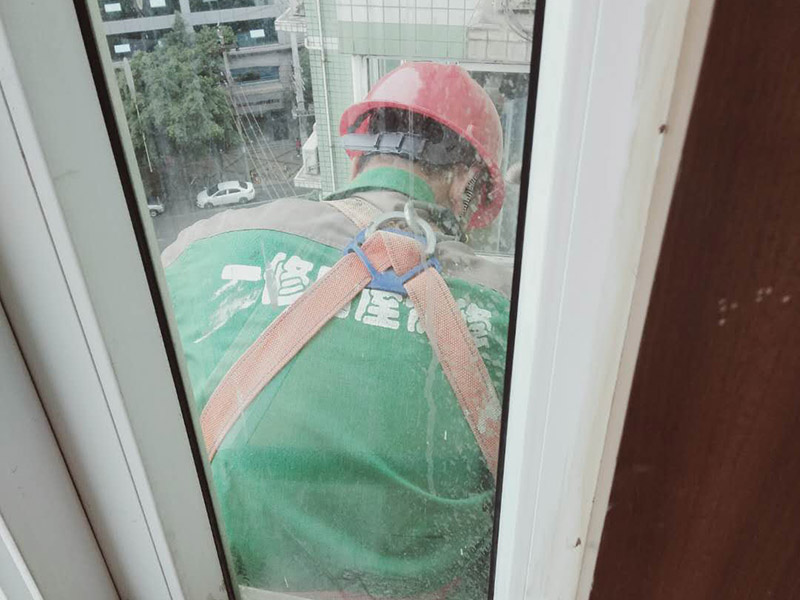 窗外雨棚防水維修:1.清潔雨棚的表面; 2.在需防水處理的區(qū)域涂上基層防水涂料,當其仍為濕潤時,把適合尺寸的縫織聚酯布鋪于其上,確保縫織聚酯布不起泡,不起皺,再用基層防水涂料浸透縫織聚酯布,至全干; 3.最后涂兩層表層防水涂料; 4.養(yǎng)護。