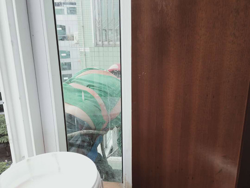 窗外雨棚防水維修:1.清潔雨棚的表面; 2.在需防水處理的區(qū)域涂上基層防水涂料,當其仍為濕潤時,把適合尺寸的縫織聚酯布鋪于其上,確?？p織聚酯布不起泡,不起皺,再用基層防水涂料浸透縫織聚酯布,至全干; 3.最后涂兩層表層防水涂料; 4.養(yǎng)護。