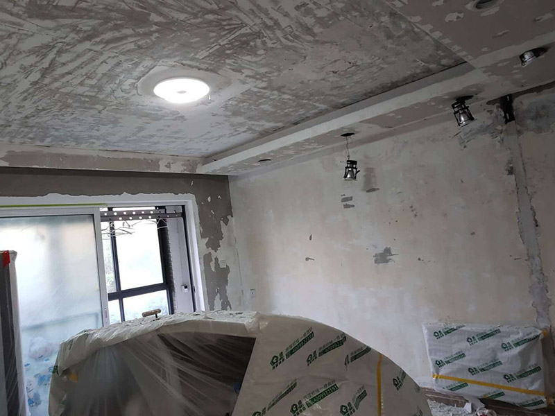 全屋墻面鏟除翻新：舊墻面在翻新前一定要做墻面基底處理，粉化嚴(yán)重的要全部鏟除，鏟除后抹上一層白水泥，原來墻面過于光滑、刷過油漆的鏟除后還要做打磨處理，把粘結(jié)不牢的表皮去掉，便于新涂料和墻體粘結(jié)。墻面底漆的作用是抗堿防潮、封固基材、保護(hù)面漆，提高面漆的質(zhì)感和遮蓋力，對于老房翻新，墻面一定要做底漆，如果沒有刷底漆就直接上面漆的話，時間一長墻面容易起泡、發(fā)霉，太陽照曬時間長了也容易變色。已經(jīng)上好面漆的墻面要修補(bǔ)會比較麻煩，容易產(chǎn)生色差，材料的使用時間不同，質(zhì)量也難以保證，很難達(dá)到理想效果。 所以墻面的修補(bǔ)最好是整塊墻面，或是盡可能地選擇較大面積進(jìn)行修補(bǔ)，這樣可以盡量避免產(chǎn)生色差，修補(bǔ)后的質(zhì)量也更好。