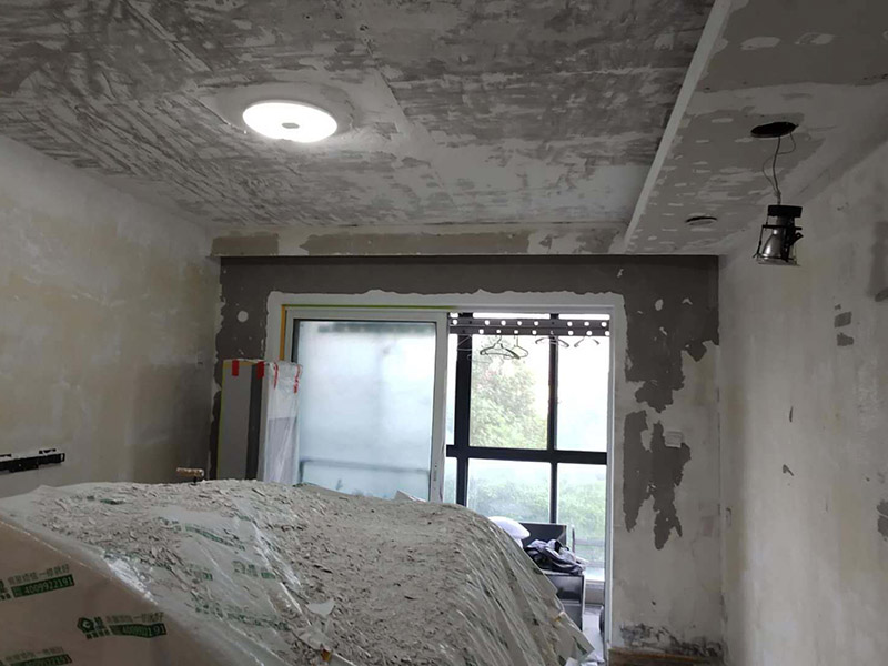全屋墻面鏟除翻新：舊墻面在翻新前一定要做墻面基底處理，粉化嚴(yán)重的要全部鏟除，鏟除后抹上一層白水泥，原來墻面過于光滑、刷過油漆的鏟除后還要做打磨處理，把粘結(jié)不牢的表皮去掉，便于新涂料和墻體粘結(jié)。墻面底漆的作用是抗堿防潮、封固基材、保護(hù)面漆，提高面漆的質(zhì)感和遮蓋力，對于老房翻新，墻面一定要做底漆，如果沒有刷底漆就直接上面漆的話，時間一長墻面容易起泡、發(fā)霉，太陽照曬時間長了也容易變色。已經(jīng)上好面漆的墻面要修補(bǔ)會比較麻煩，容易產(chǎn)生色差，材料的使用時間不同，質(zhì)量也難以保證，很難達(dá)到理想效果。 所以墻面的修補(bǔ)最好是整塊墻面，或是盡可能地選擇較大面積進(jìn)行修補(bǔ)，這樣可以盡量避免產(chǎn)生色差，修補(bǔ)后的質(zhì)量也更好。