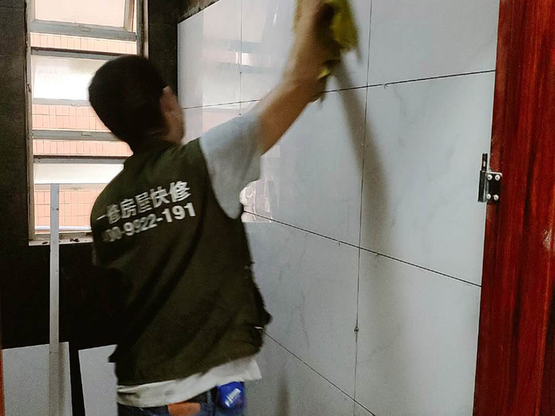 衛(wèi)生間裝修改造：由于衛(wèi)生間的用水量大，因此施工的第一步，我們需要對水電進(jìn)行布局和改造。衛(wèi)生間的水電改造包括浴霸采暖、水管的入墻處理等。我們在進(jìn)行水電改造前，要先明確衛(wèi)生間里需要安裝的衛(wèi)浴設(shè)備及其安裝的位置，然后預(yù)留好相關(guān)的插座，以防后期需要添加電器，方便使用。水電改造必須按照嚴(yán)格的施工標(biāo)準(zhǔn)來操作，以免影響到衛(wèi)生間的正常使用。其次，我們要做好衛(wèi)生間的防水工程，一般來說，它的地面防水是需要做兩遍，其防水層要高出地面大概250mm左右。然后我們在做好保護(hù)層，處理好地面防水之后，衛(wèi)生間的墻面也需要做好相應(yīng)的防水工程。需要注意的是衛(wèi)生間的墻面防水層最好做到頂，防水工程做好之后，一定不要忘了做24小時閉水試驗(yàn)。