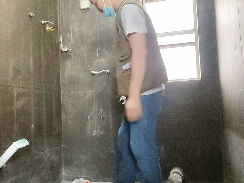 衛(wèi)生間裝修改造：由于衛(wèi)生間的用水量大，因此施工的第一步，我們需要對水電進(jìn)行布局和改造。衛(wèi)生間的水電改造包括浴霸采暖、水管的入墻處理等。我們在進(jìn)行水電改造前，要先明確衛(wèi)生間里需要安裝的衛(wèi)浴設(shè)備及其安裝的位置，然后預(yù)留好相關(guān)的插座，以防后期需要添加電器，方便使用。水電改造必須按照嚴(yán)格的施工標(biāo)準(zhǔn)來操作，以免影響到衛(wèi)生間的正常使用。其次，我們要做好衛(wèi)生間的防水工程，一般來說，它的地面防水是需要做兩遍，其防水層要高出地面大概250mm左右。然后我們在做好保護(hù)層，處理好地面防水之后，衛(wèi)生間的墻面也需要做好相應(yīng)的防水工程。需要注意的是衛(wèi)生間的墻面防水層最好做到頂，防水工程做好之后，一定不要忘了做24小時閉水試驗(yàn)。