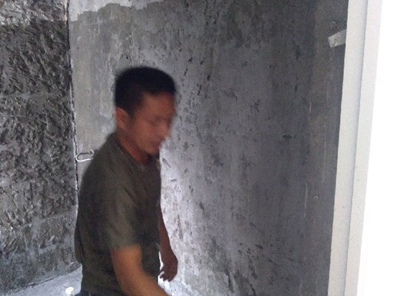 衛(wèi)生間裝修改造：由于衛(wèi)生間的用水量大，因此施工的第一步，我們需要對水電進(jìn)行布局和改造。衛(wèi)生間的水電改造包括浴霸采暖、水管的入墻處理等。我們在進(jìn)行水電改造前，要先明確衛(wèi)生間里需要安裝的衛(wèi)浴設(shè)備及其安裝的位置，然后預(yù)留好相關(guān)的插座，以防后期需要添加電器，方便使用。水電改造必須按照嚴(yán)格的施工標(biāo)準(zhǔn)來操作，以免影響到衛(wèi)生間的正常使用。其次，我們要做好衛(wèi)生間的防水工程，一般來說，它的地面防水是需要做兩遍，其防水層要高出地面大概250mm左右。然后我們在做好保護(hù)層，處理好地面防水之后，衛(wèi)生間的墻面也需要做好相應(yīng)的防水工程。需要注意的是衛(wèi)生間的墻面防水層最好做到頂，防水工程做好之后，一定不要忘了做24小時閉水試驗(yàn)。