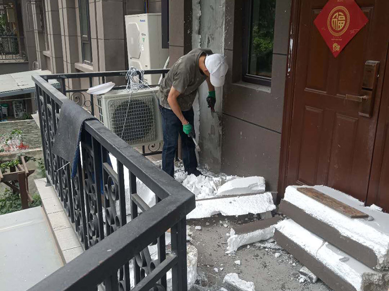 入戶門外墻翻新：1、一般來講，舊墻面由于使用時(shí)間長久，所以常常會(huì)出現(xiàn)開裂或破損的跡象，這時(shí)為了翻新效果更佳，一定要將舊墻面上的乳膠漆和膩?zhàn)訉庸纬蓛簦硗鈮γ娴牡灼嵋欢ㄒ龊?，否則后期容易出現(xiàn)發(fā)霉、變色等現(xiàn)象，同時(shí)若是舊墻過于光滑，還需打磨處理，以便于涂料和墻體的粘結(jié)。 2、在操作時(shí)，還需注意墻面的色差問題，若不是整屋施工，而只是部分墻面修補(bǔ)的話，更要注意避免產(chǎn)生色彩，所以在進(jìn)行舊墻翻新前，必須嚴(yán)謹(jǐn)選擇色調(diào)，并一次性準(zhǔn)備好足夠材料，這樣才能最大程度避免產(chǎn)生色差。 3、為了保證身心的健康，在質(zhì)料的選用上應(yīng)當(dāng)慎重一些，比方說可選擇目前較為潮流的環(huán)保涂料，它已經(jīng)成為很多家庭的普遍選擇，相信在未來的中國，環(huán)保涂料是家中裝修的必備物品，所以在進(jìn)行舊墻翻新時(shí)，建議選擇環(huán)保涂料，不僅能夠保障室內(nèi)的環(huán)保問題，同時(shí)還能保障家人的健康。