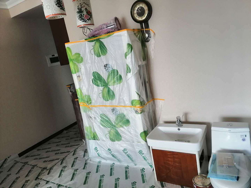 衛(wèi)生間改造裝修：既然是改造，肯定是對衛(wèi)生間的格局或是衛(wèi)浴設(shè)施、地磚、墻磚等地方不滿意，但在改造之前你需要將這些不滿意的地方進行拆除，且拆除之后的垃圾也要及時清理，避免阻礙施工進程。將不需要或是不滿意的地方進行拆除后，留下的成品需要進行施工保護，防止磕碰到，還可防止被上面的重物或是棱角碰壞。水電改造可謂是改造衛(wèi)生間的重點，衛(wèi)生間原有的水電路管線往往有許多不合理的布局，所以在改造過程中要對原有的水電路進行徹查，看是否存在銹蝕、老化等情況，若有，則需要更換新的電路、水路，如果線路良好，且沒有多大的問題，則只需要添加刪減線路就可以了。同時在改造的時候最好能做到以后維修和保養(yǎng)都比較方便，然后將其做好隱蔽處理。做好防水處理也是衛(wèi)生間改造的重要一步。因為衛(wèi)生間的水、水蒸氣極其常見，防水做不好極易導(dǎo)致墻面潮濕、發(fā)霉，電路出現(xiàn)問題等的情況。衛(wèi)生間墻面上要做大約30厘米的防水涂料，以防積水浸透墻面，且要保證涂刷厚度均勻，還需要處理好地面和墻面交界處的各類管件的涂刷。